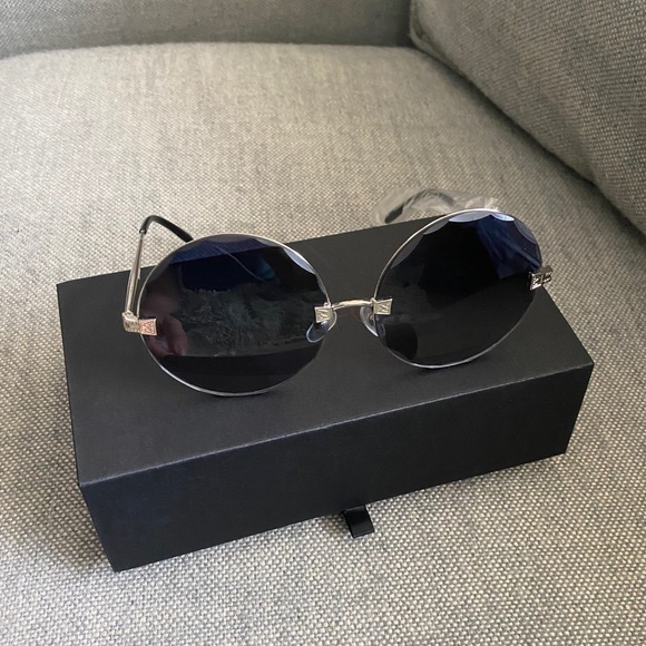 WILDFOX Sunglasses - Picture 2 of 6